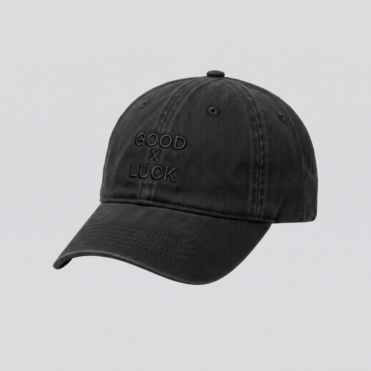 Casquette noire, vue de trois quarts