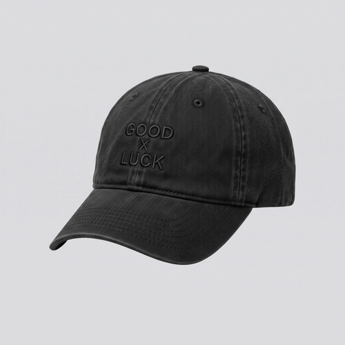Casquette noire, vue de trois quarts